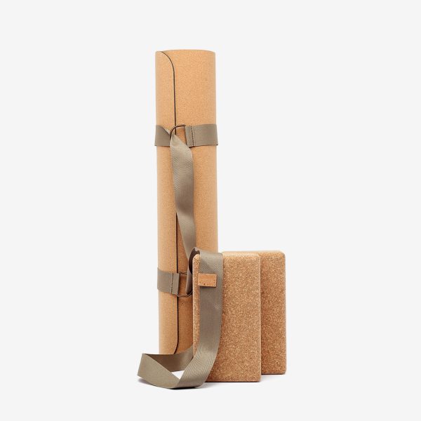 Yoga mat set with carrying handle and 2 blocks made of natural cork