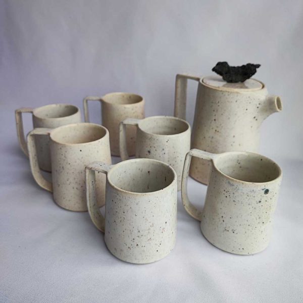 Mug with a minimalist handle